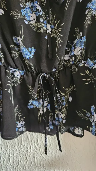 Blusa negra floral manga larga