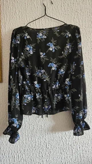 Blusa negra floral manga larga