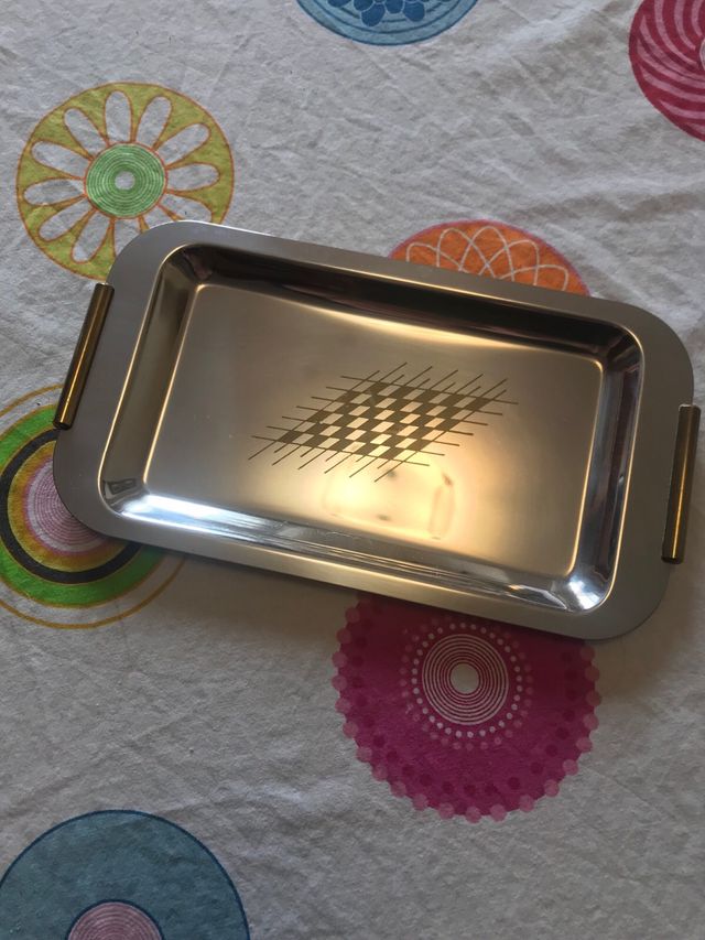 Bandeja de acero con diseño