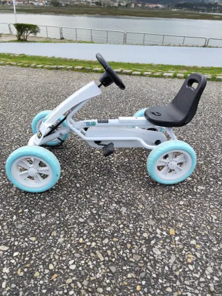Kart a pedales HOMCOM blanco y azul