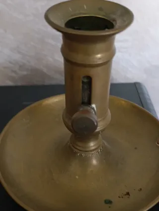 Antico portacandele in metallo dorato