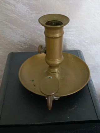 Antico portacandele in metallo dorato