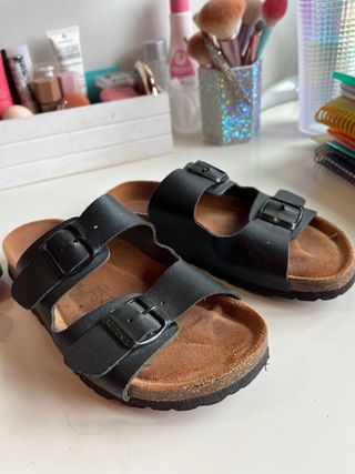 Sandalias negras de tiras