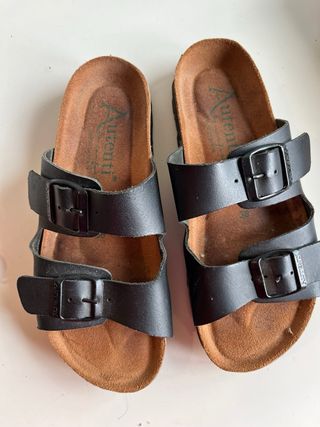 Sandalias negras de tiras