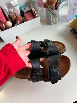 Sandalias negras de tiras