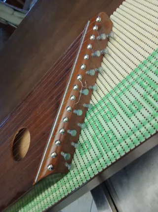 Cítara de madera tipo arpa