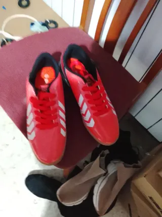Zapatillas de fútbol rojas y blancas