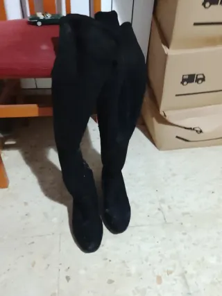 Zapatillas de fútbol rojas y blancas