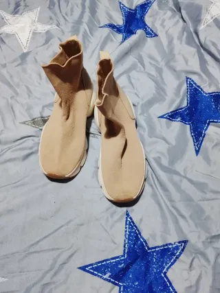 Zapatillas de fútbol rojas y blancas