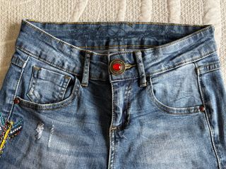 Pantalones vaqueros Desigual con parche