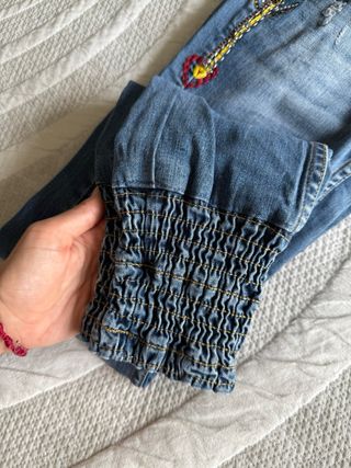 Pantalones vaqueros Desigual con parche
