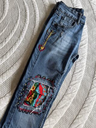 Pantalones vaqueros Desigual con parche