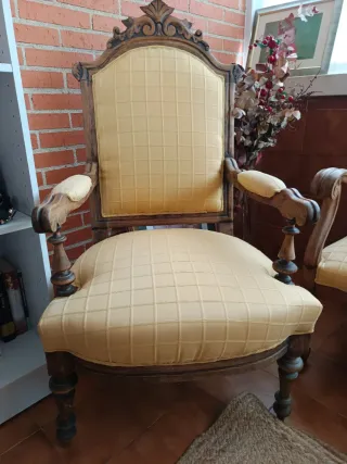 Sofá antiguo de madera y tela