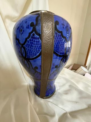 Jarrón de cerámica azul con detalles dorados