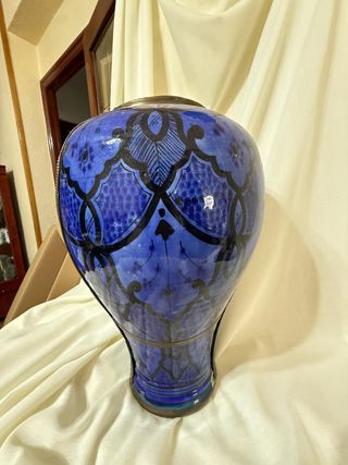 Jarrón de cerámica azul con detalles dorados