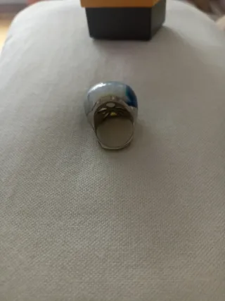 Anillo azul y blanco