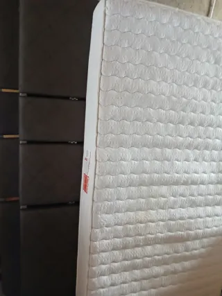 Colchón viscoelástico y base tapizada