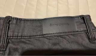 Pantalón skinny negro encerado