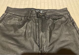 Pantalón skinny negro encerado