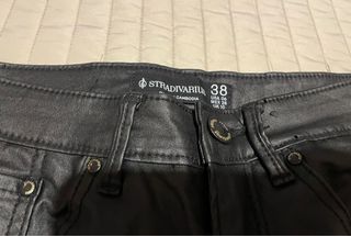 Pantalón skinny negro encerado
