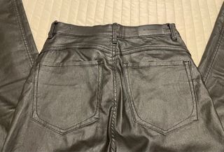 Pantalón skinny negro encerado