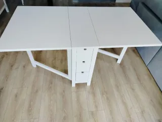 Mesa blanca con 3 cajones a cada lado