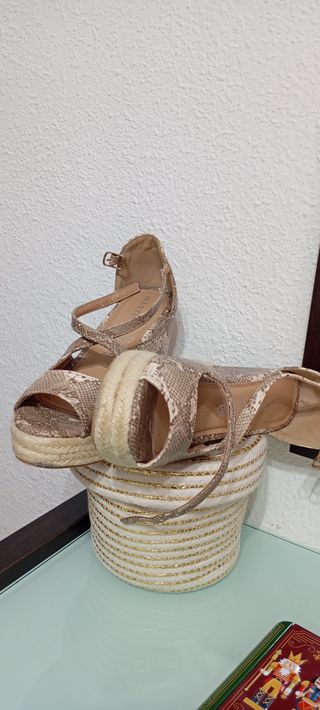 Sandalias cuña Marypaz piel serpiente