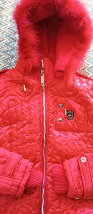 Cazadora roja con capucha