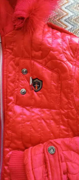 Cazadora roja con capucha