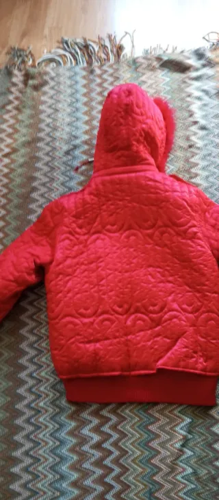 Cazadora roja con capucha