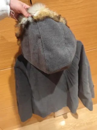 Capa gris con capucha y pelo