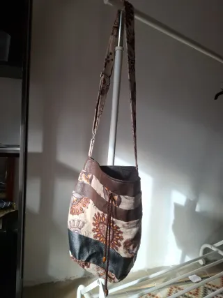 Bolso amplio de tela y piel