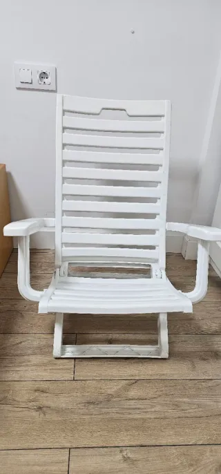 URGE Silla plegable de resina con apoyabrazo