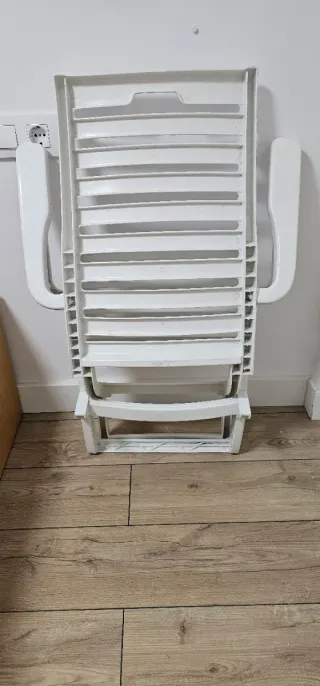 URGE Silla plegable de resina con apoyabrazo