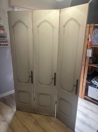 Biombo con motivo puerta madera blanca