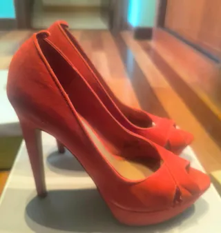 Zapatos de tacón alto rojos.