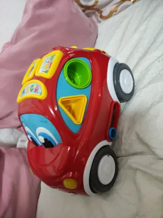 Coche de juguete educativo