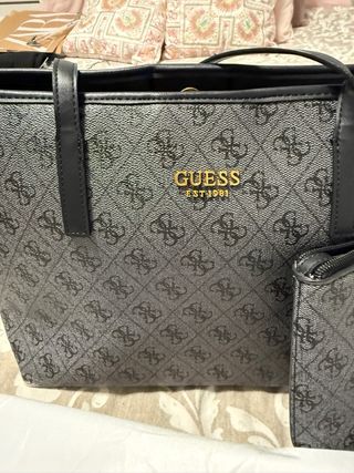Bolso Guess gris con monedero