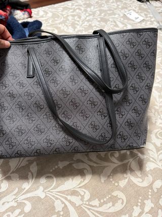 Bolso Guess gris con monedero