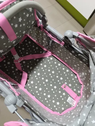 Carrito de muñecas gris con estrellas