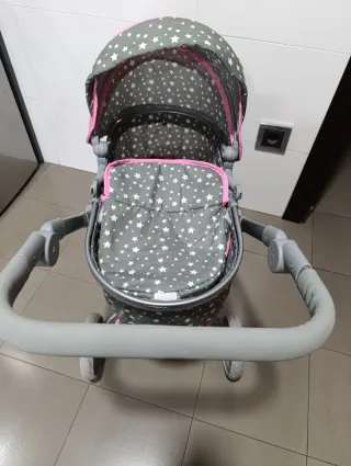 Carrito de muñecas gris con estrellas
