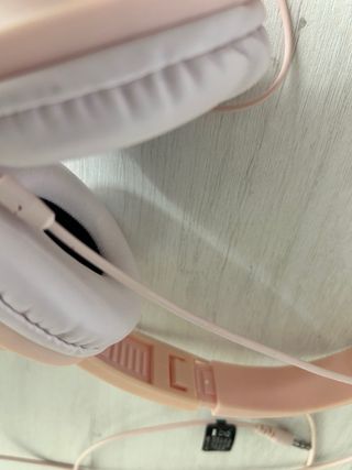Auriculares pastel rosa con cable