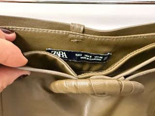 Falda midi polipiel verde ZARA con cinturón