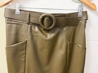 Falda midi polipiel verde ZARA con cinturón