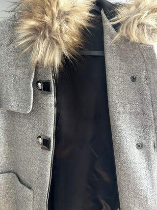 Abrigo gris con capucha y pelo