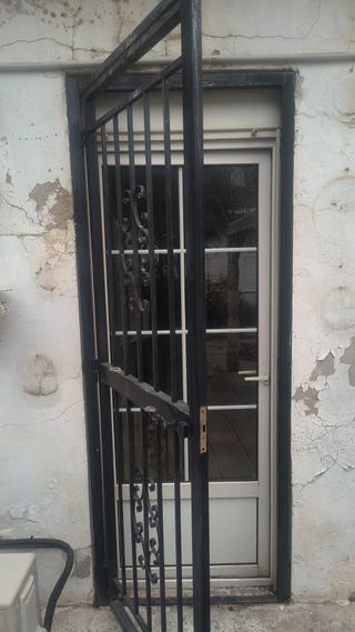 Puerta de seguridad de hierro