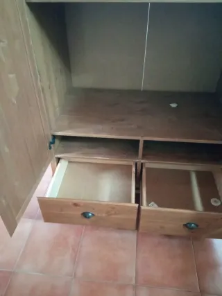 Armario de madera marrón