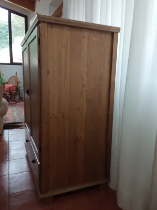 Armario de madera marrón