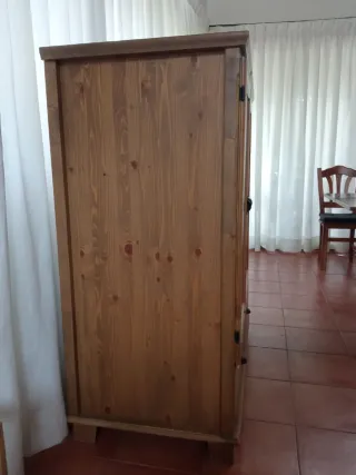 Armario de madera marrón