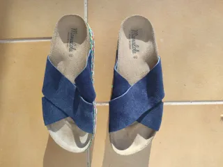 Sandalias azules y multicolor